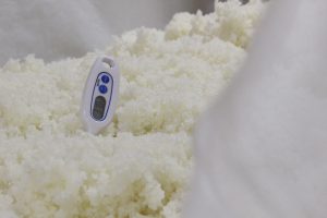 温度計で蒸し米の品温を確認